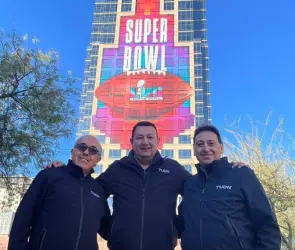 Foto: ¡Con esos amigos! Enrique Burak trolea a Toño de Valdés durante la cobertura del Super Bowl