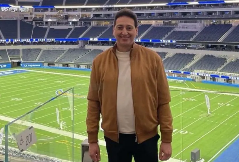 Enrique Burak estuvo a punto de morir previo al Super Bowl XLI, pero gracias a su esposa logr&oacute; salvarse.
