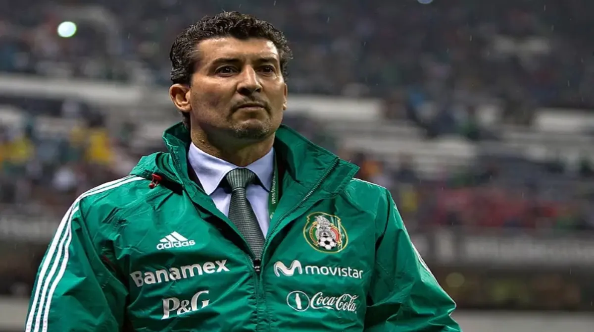 Nacido en Guadalajara, 'Chepo' de la Torre ya ten&iacute;a experiencia en muchos equipos antes de ser llamado del 2011 hasta el 2013 con la Selecci&oacute;n, fue el susutituto de la segunda etapa de Javier Aguirre con M&eacute;xico pero tuvo resultados desastrozos rumbo a Brasil 2014, raz&oacute;n por la que M&eacute;xico termin&oacute; clasificando a la justa a trav&eacute;s del repechaje.