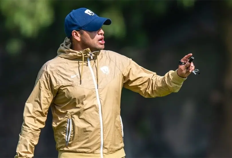 El entrenador de Pumas, Jhonathan Lazcano, se volvi&oacute; viral debido a que un video revela que habr&iacute;a agredido a Natalia Mac&iacute;as al salir de cambio.