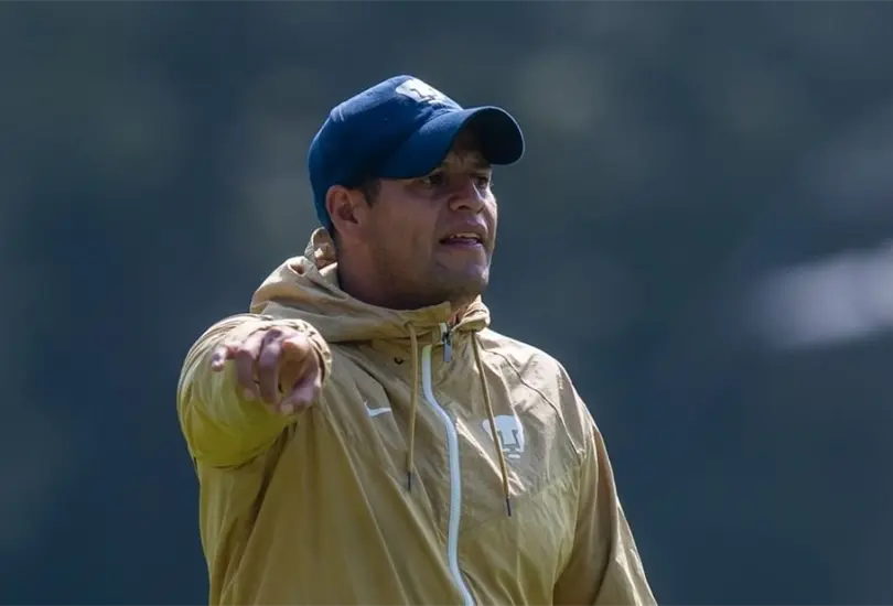 Jhonathan Lazcano tuvo un altercado con una de sus jugadoras.