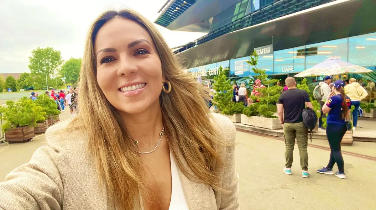 Paola P&eacute;rez,  hermana y representante de 'Checo' P&eacute;rez, lleva trabajando con el piloto desde 2008. 