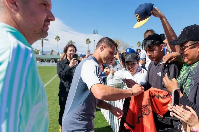 Javier Hernández en firma de autógrafos con afición del Galaxy - @ch14_
