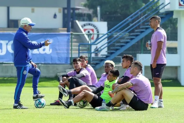Michael Estrada recibiendo indicaciones de Ricardo Ferretti - @cruzazul