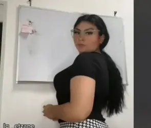 Maestra de Kínder ´balconea´ a papás que le mandan piropos por WhatsApp