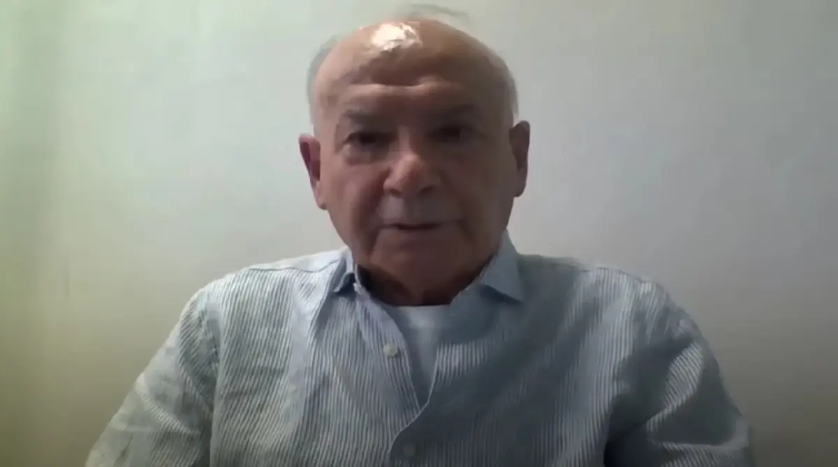 La Cooperativa Cruz Azul es la due&ntilde;a de la M&aacute;quina, del Club Cruz Azul, la cementera se encarga de las decisiones financieras del club, pero debido a los problemas con su due&ntilde;o directo, Guillermo &Aacute;lvarez, acusado de enriquecimiento il&iacute;cito y delincuencia organizada, se tuvo que designar un presidente para el club, V&iacute;ctor Manuel Vel&aacute;zquez. 'Billy' &Aacute;lvarez lleva a&ntilde;os pr&oacute;fugo de la justicia y hace unos meses reapareci&oacute; en un video en el que pide que las autoridades escuchen su versi&oacute;n.