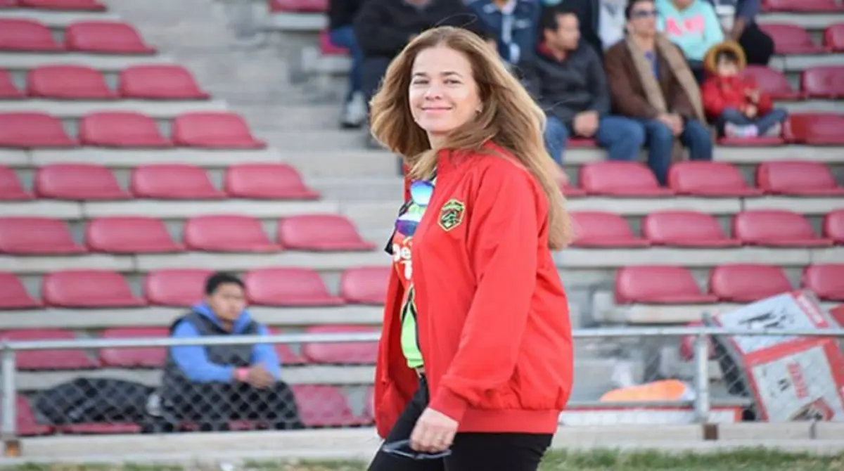 Alejandra de la Vega, junto con su esposo, es propietaria de los Bravos de Ju&aacute;rez, club que hace poco se transform&oacute; en la Liga MX y es socia de la compa&ntilde;&iacute;a MountainStar Sports Group, gracias a la que tambi&eacute;n posee un equipo de beisbol en Estados Unidos. Alejandra ha sido considerada una de las 30 mexicanas m&aacute;s poderosas de los &uacute;ltimos a&ntilde;os.