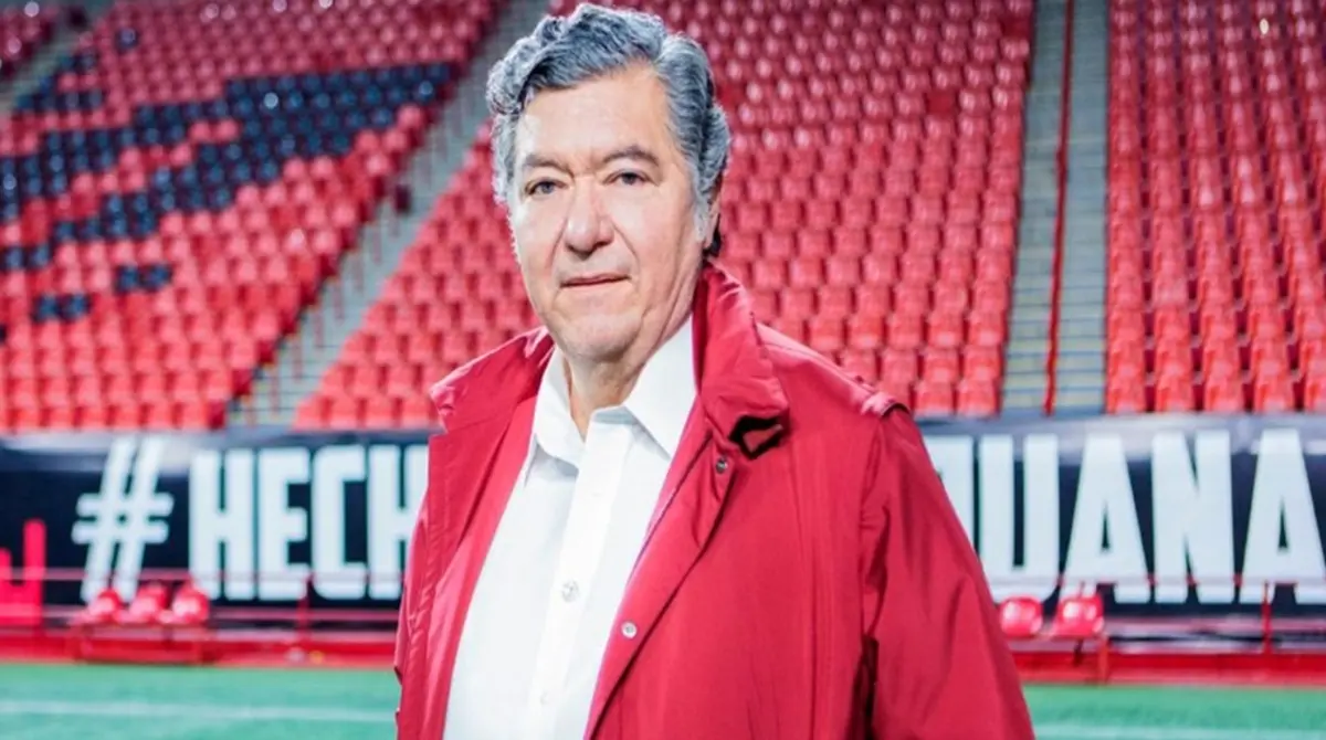 Jorge Hank Rhon es el propietario y presidente de Grupo Caliente, que se concentra principalmente en las apuestas, y luego de convertirse en la casa m&aacute;s grande del pa&iacute;s la empresa compr&oacute; a los Xolos de Tijuana. Adem&aacute;s de ser empresario, Hank Rhon sigui&oacute; el camino de su padre incursion&oacute; en la pol&iacute;tica para las elecciones gubernamentales de Baja California en 2021.