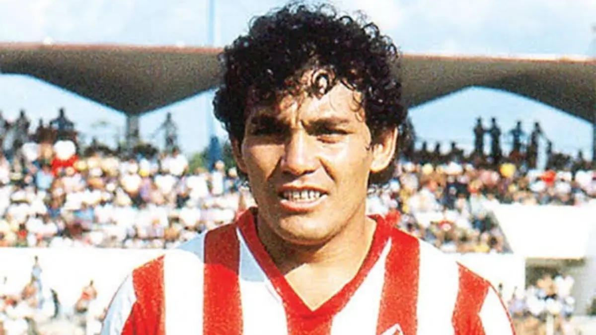 Víctor Rangel demostró su calidad con las Chivas en el año setenta, donde su capacidad goleadora lo llevó a la Selección Mexicana en los años 70 y 80. Uno de sus rivales favoritos fue el América, a quien le anotó en ocho ocasiones y lo posiciona empatado en el cuarto puesto de la lista.