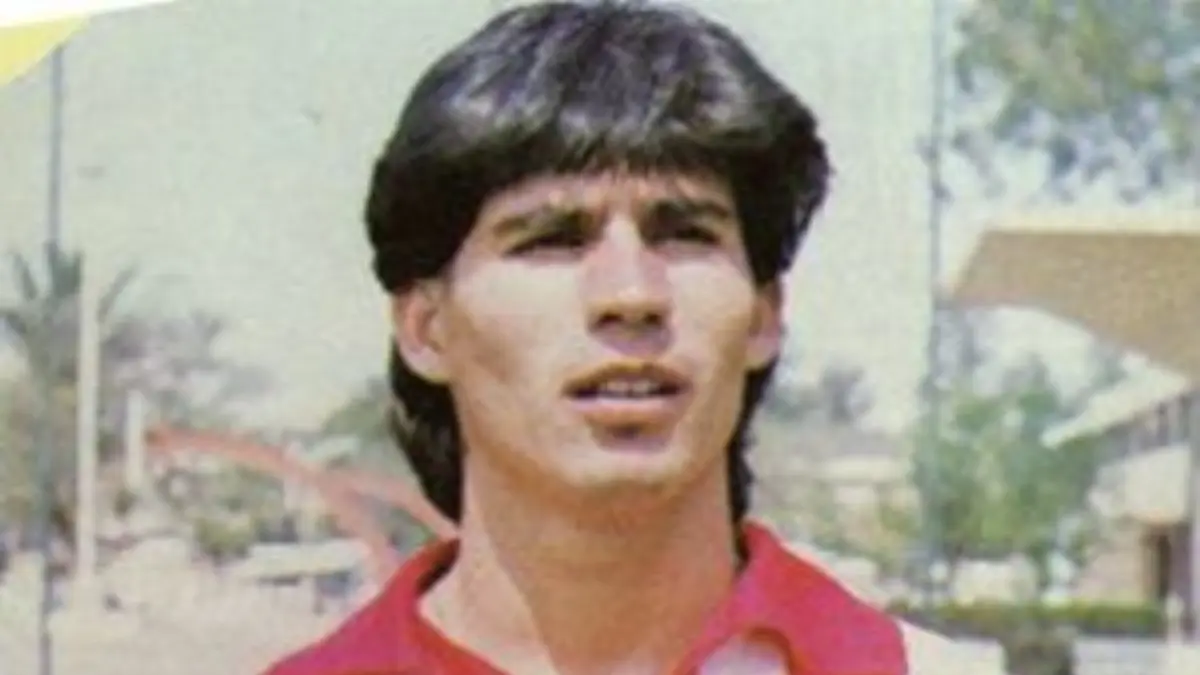 Javier Valdivia es otro precursor de las Chivas que lo llenó de éxitos en los años 60, es el tercer máximo anotador en la historia del club con 98 tantos de los cuales seis fueron al América en el Clásico Nacional, lo que lo tiene empatado en el sexto lugar del ranking. 