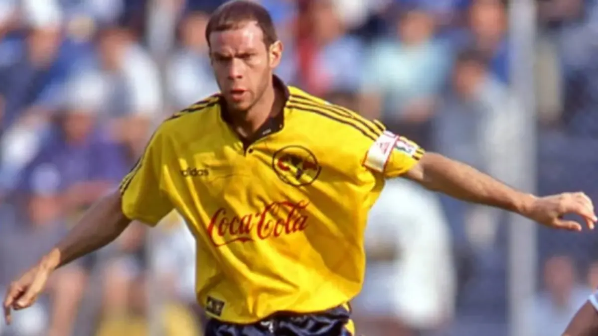 Luis Roberto Alvez 'Zague' es el máximo anotador en la historia del América, donde, a pesar de que no fue delantero centro, anotó 188 tantos, además de que es el segundo futbolista con más tantos en el Clásico Nacional con 10.