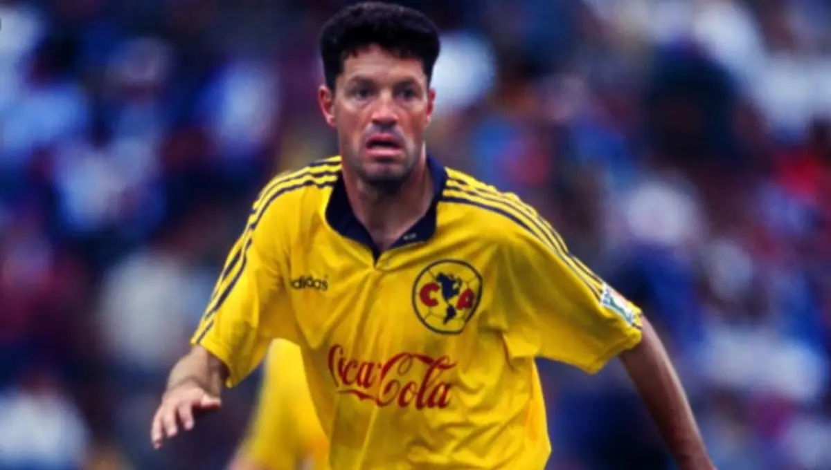 Ricardo Peláez tiene una historia extensa en el futbol mexicano como jugador y directivo, sin embargo, se le recuerda por su paso como atacante del América, donde participó en diferentes ediciones del Clásico Nacional donde anotó en seis ocasiones entre los 80 y 90 para estar empatado en el sexto puesto del ranking.