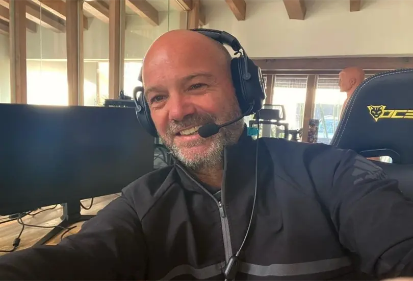 El analista de TV Azteca se mostr&oacute; muy sonriente en la fotograf&iacute;a que lo volvi&oacute; tendencia en redes sociales.