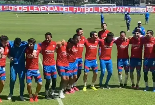 Futbolistas de Chivas cantando contra los de América. Futbolistas de Chivas cantando contra los de América.