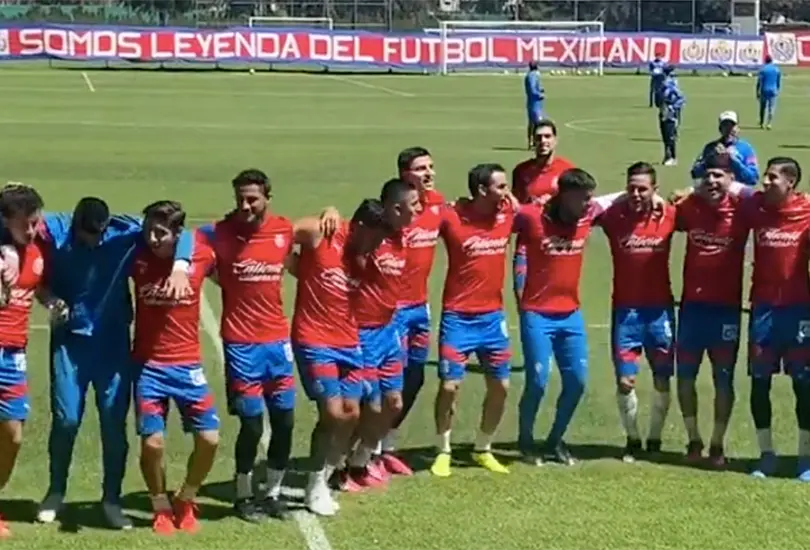 Futbolistas de Chivas cantando contra los de Am&eacute;rica.
