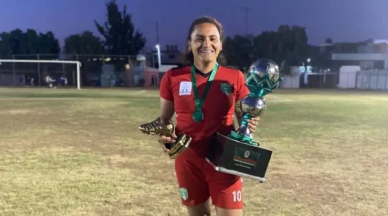 A pesar de que ya no es jugadora profesional, Bere trata de impulsar torneos de futbol en Cuautepec. Instagram @bere_munoz29
