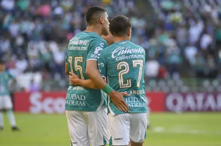 Brian Rubio y el 'Canelo' Angulo celebran le gol de la 'Fiera' - @clubleonfc