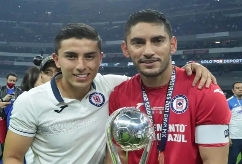 Misael Corona, hijo de Chuy Corona, fue captado agrediendo a un policía en una fiesta. Misael Corona, hijo de Chuy Corona, fue captado agrediendo a un policía en una fiesta.