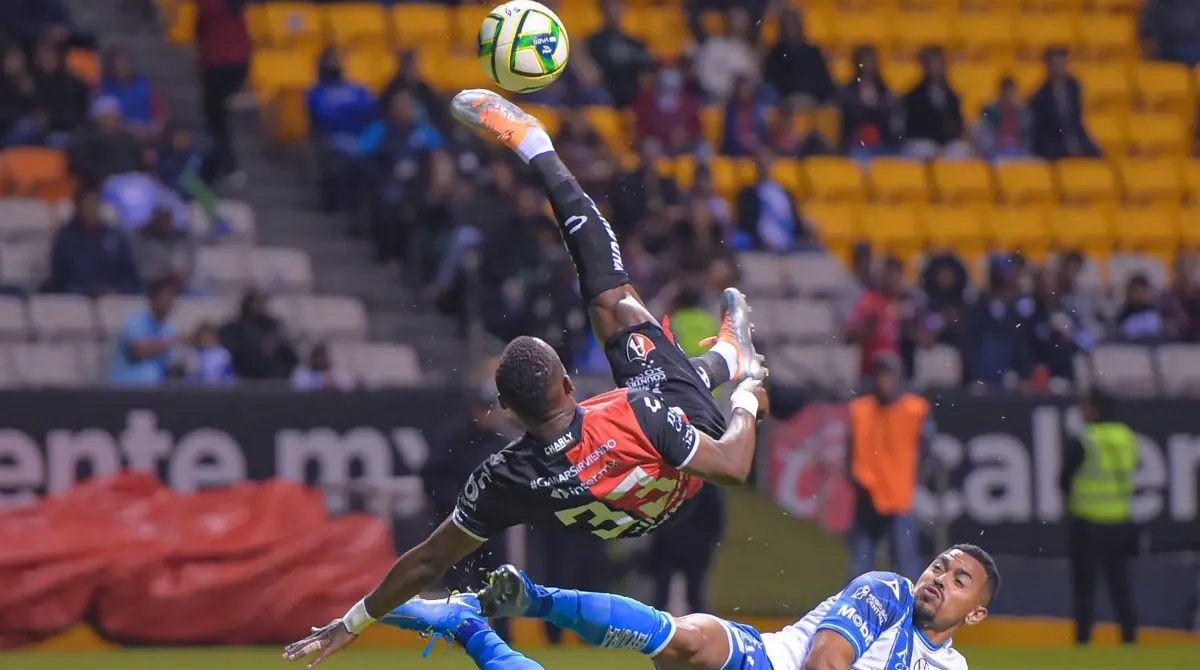 El parecido entre ambos se reafirmó la noche del 17 de marzo ya que mientras Julián Quiñones se lució con una chilena, Randy Arozarena hizo lo propio.