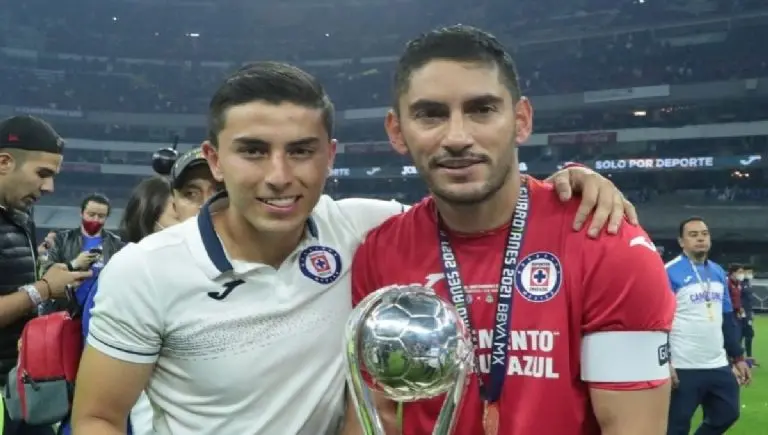Corona se despediría de Cruz Azul tras 14 años. Galería Referee