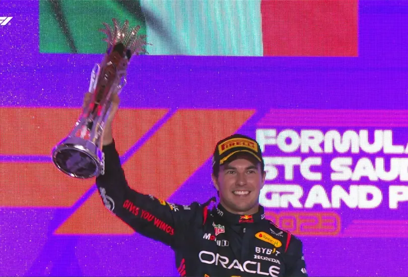 Checo Pérez se habría molestado con Red Bull después de que le pidieron que bajara la velocidad que evitó que se pusiera por arriba de Verstappen en la competencia de pilotos. Checo Pérez se habría molestado con Red Bull después de que le pidieron que bajara la velocidad que evitó que se pusiera por arriba de Verstappen en la competencia de pilotos.