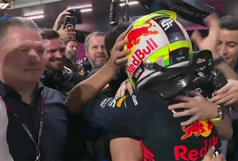 El padre de Verstappen no estuvo conforme con el segundo lugar en podio de su hijo. El padre de Verstappen no estuvo conforme con el segundo lugar en podio de su hijo.