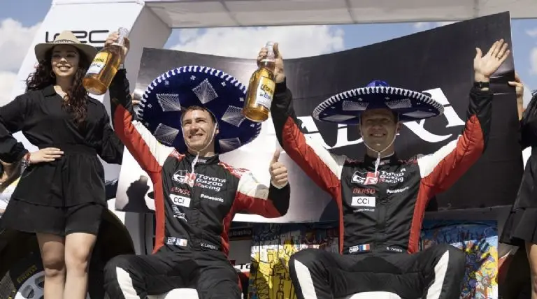 Sébastien Ogier y Vincent Landais celebran tras concluir el Rally de Guanajuato - @SebOgier