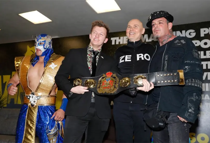 Vampiro Canadiense encabezar&aacute; las funciones de lucha libre del festival The World is a Vampire, que organiza Billy Corgan