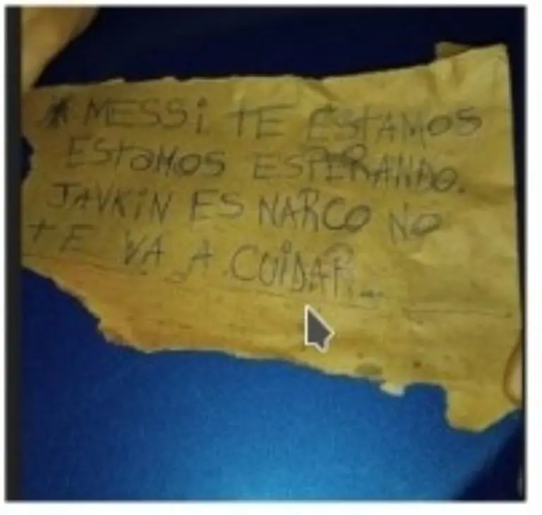 El mensaje que dejaron los criminales después de balacear el negocio de la familia de su esposa. Foto: Captura de pantalla.
