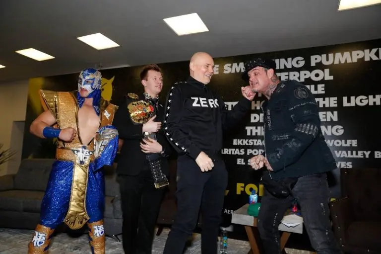 Billy Corgan, vocalista de los Smashing Pumpkins, golpea a Vampiro Canadiense - Twitter @luchalibreaaa