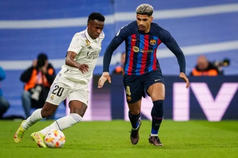 Vinicius (izquierda) fue el hombre más peligroso del Real Madrid ante el Barcelona. Foto: @Barcelona
