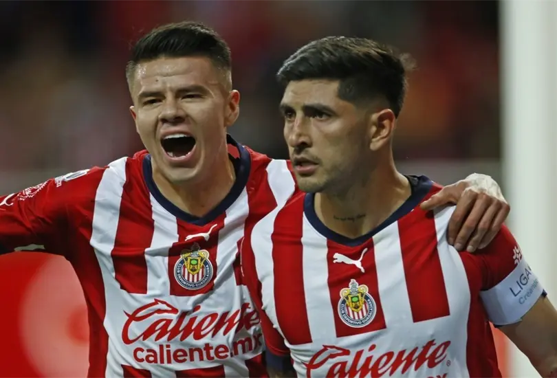 V&iacute;ctor Pocho Guzm&aacute;n termin&oacute; expulsado en el Cl&aacute;sico Nacional y no pudo anotar. 