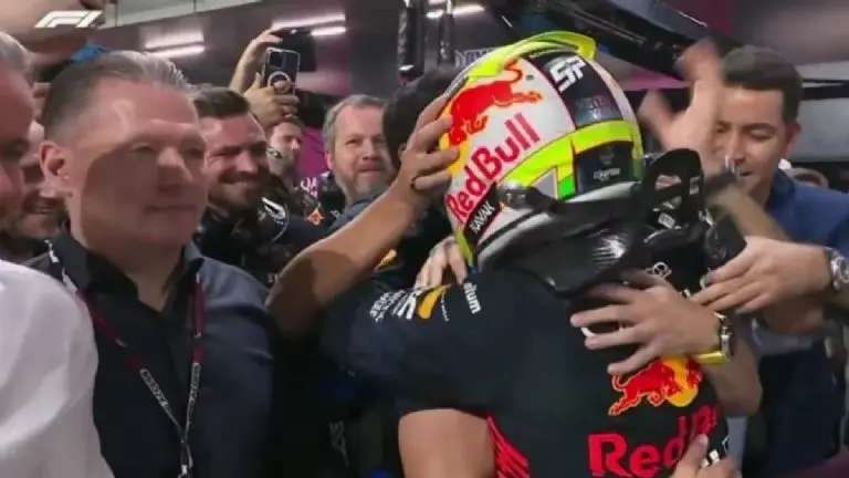 Jos Verstappen dio de qué hablar durante el festejo de 'Checo' Pérez. (Captura de pantalla)