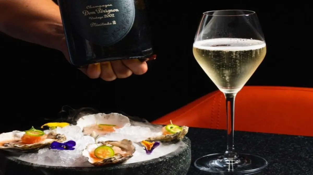 Uno de los más pedidos del menú también son ostiones mar y tierra con una presentación original, que además se pueden acompañar con una copa de champaña Don Perignon, la más cara comercializada en todo el planeta. 