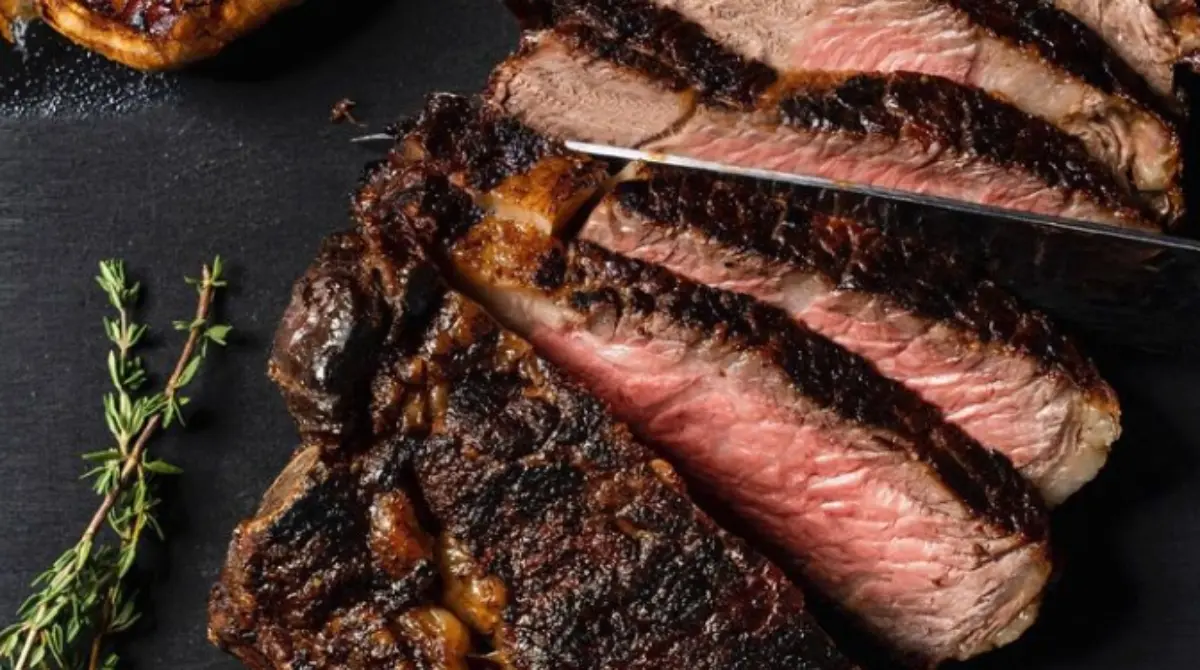 El corte más exclusivo que se prepara en el restaurante de Bad Bunny es el filete de ojo de costilla de wagyu, importado desde granjas con altas restricciones y cuidados en Japón, con un precio de 1200 dólares, 22 mil 300 pesos en México. 