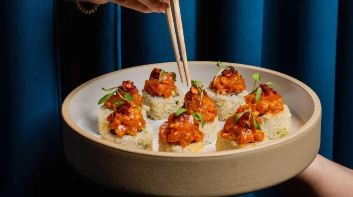 El sushi es el sello de la casa, que va acompañado de combinaciones exclusivas y lujosas como caviar y trufa y también mariscos frescos que van desde los 26 hasta los 50 dólares, (es decir entre los 500 y los 1000 pesos mexicanos).