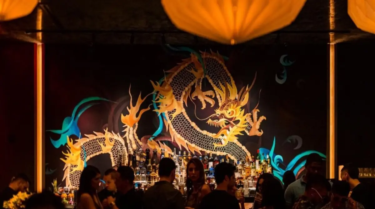 Así es el interior en una de las barras de Gekko, decoración inspirada en los exclusivo clubes nocturnos en Japón y del resto de Asia, donde la iluminación es reducida. 