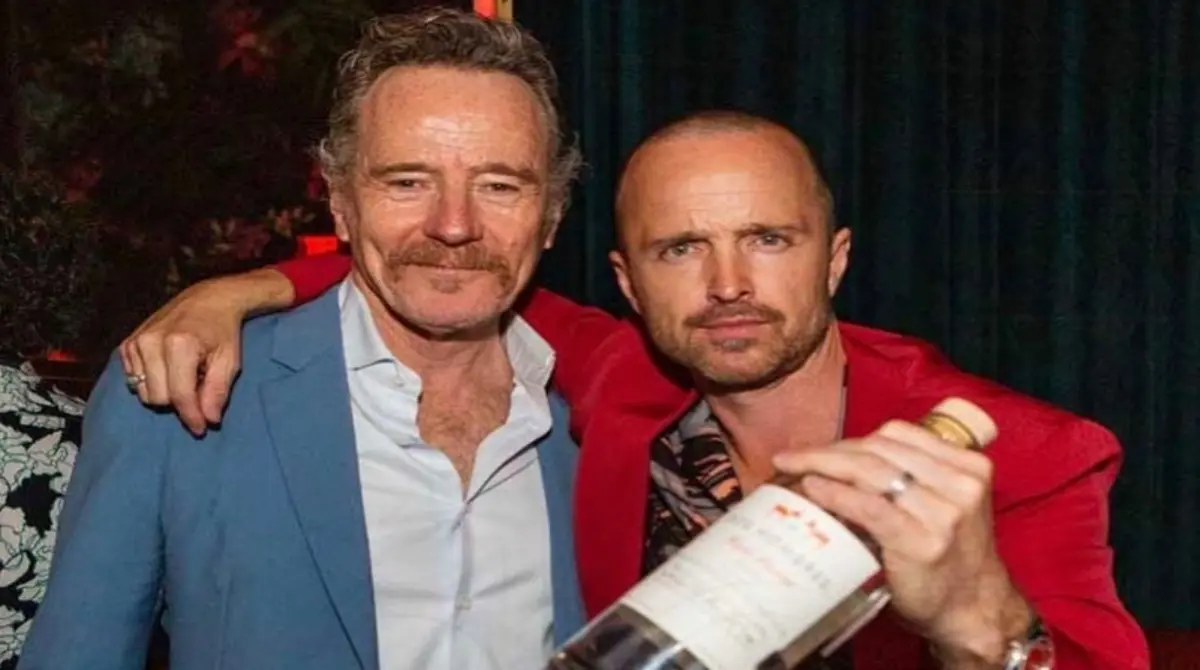 Es costumbre que famosos y famosas de toda la industria del entretenimiento visiten Gekko, aquí posaron Bryan Cranston y Aaron Paul, con su mezcal 'Dos hombres', que se encuentra en la carta de coctelería, así como el Tequila 818 de Kendall Jenner, con quien Bad Bunny sale actualmente.