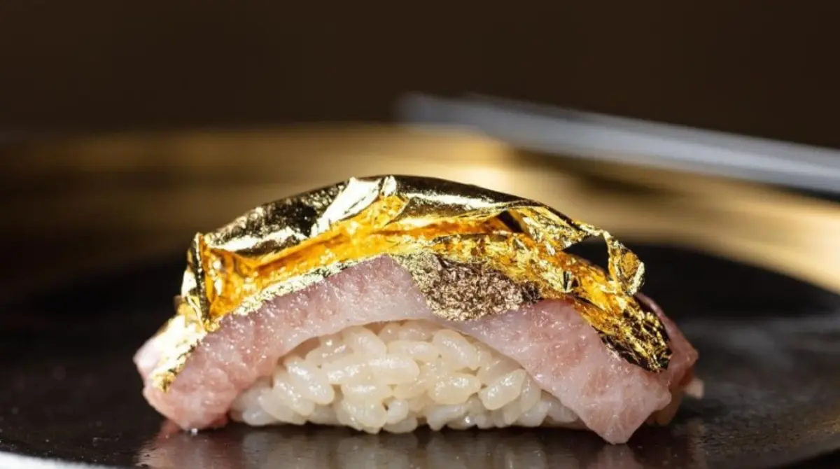 El menú también es variado en nigiris, y uno de los favoritos de los clientes es el que está bañado en oro, ya que suele ser exclusivo y es difícil de encontrar en lugares convencionales, con un costo de 40 dólares, 744 pesos mexicanos por una pieza.