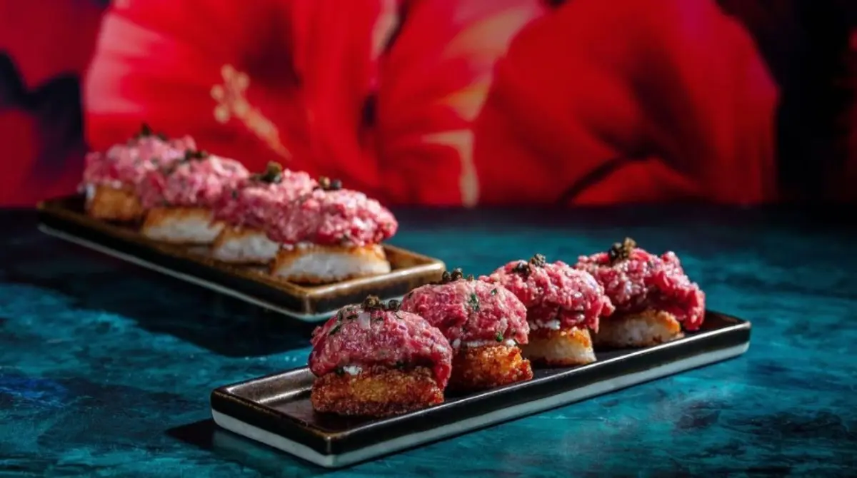 Este es uno de los pocos restaurantes en el mundo que tiene el permiso para preparar carne wagyu kobe, de origen japonés, y una de las especialidades en su carta, de la que los precios son secretos y se conocen hasta entrar al lugar. Cryspy rice wagyu.