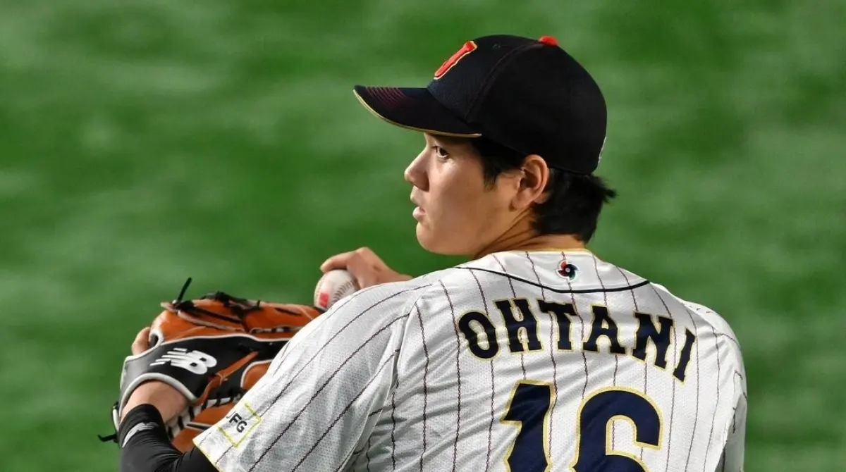 En su etapa como alumno de secundaria dentro del beisbol en Japón, Shohei Ohtani consiguió el lanzamiento más rápido en la historia de las ligas colegiales, al registrar una bola que iba a los 160 kilómetros por hora.