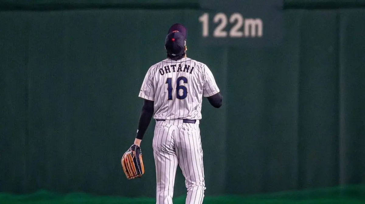 Proviene de una familia deportiva, esto debido a que su padre, Toru, fue un pelotero de la Liga Industrial de Japón. Su madre, Kayoko, se posicionó dentro de su país como una de las mejores jugadoras de bádminton.