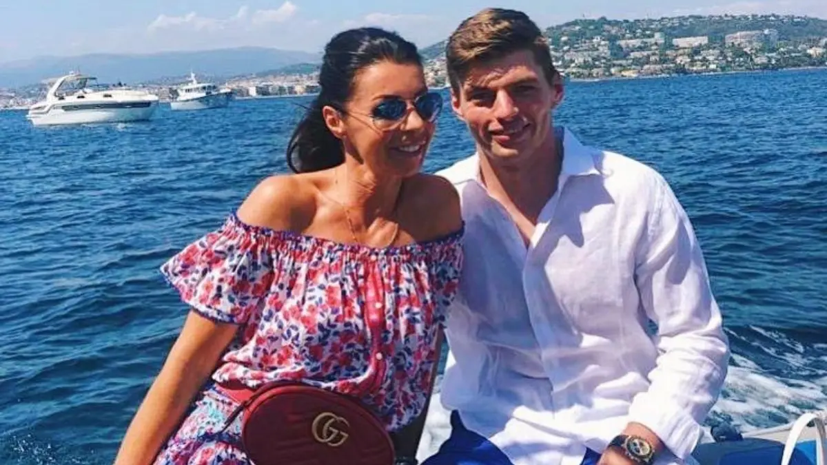 Debido a esto, rara vez se le ve a ella con su exesposo en alguna carrera de Max porque su separación no fue la mejor, pero ambos han apoyado a su hijo e incluso atacó a algunos de sus compañeros.