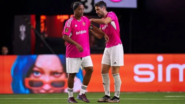 Ronaldinho hizo su presentación histórica en la Kings League donde sufrió una derrota ante Pío FC. Foto: @PorcinosFC