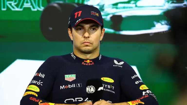 Checo Pérez fue castigado por la FIA y no pudo hacer la vuelta de formación. Galería Referee