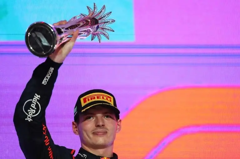 Verstappen con su reconocimiento en el GP de Arabia - @maxverstappen1