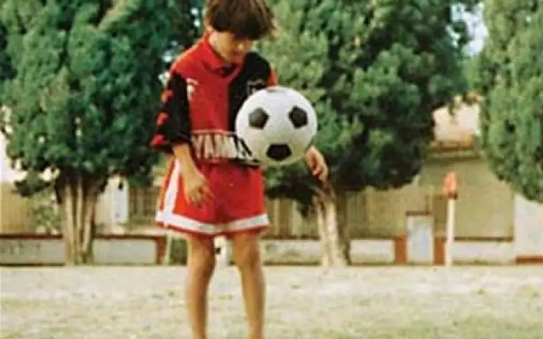 Messi en su infancia con la playera de Newell's - fcbarcelona.com