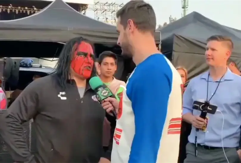 Chessman, luchado de la Triple AAA, caus&oacute; revuelo luego de golpear a Adri&aacute;n Marcelo en plena entrevista.