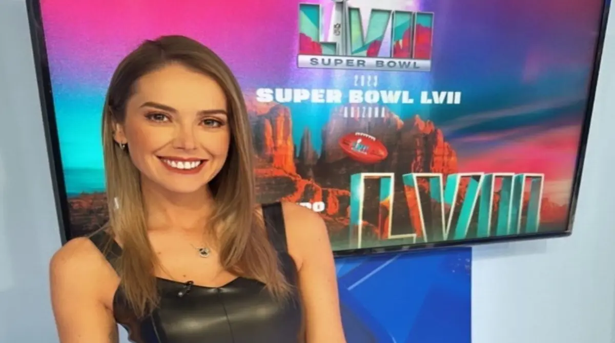 Uno de los talentos y protagonista de las coberturas deportivas m&aacute;s importantes en TV Azteca es Andrea Sola, quien comenz&oacute; su carrera concentr&aacute;ndose en el futbol americano pero ahora tambi&eacute;n presente en otras disciplinas, como su m&aacute;s reciente trabajo en Qatar 2022; una mujer que comenz&oacute; desde la redacci&oacute;n y reporteo hasta convertirse en conductora del programa 'Los Protagonistas'.