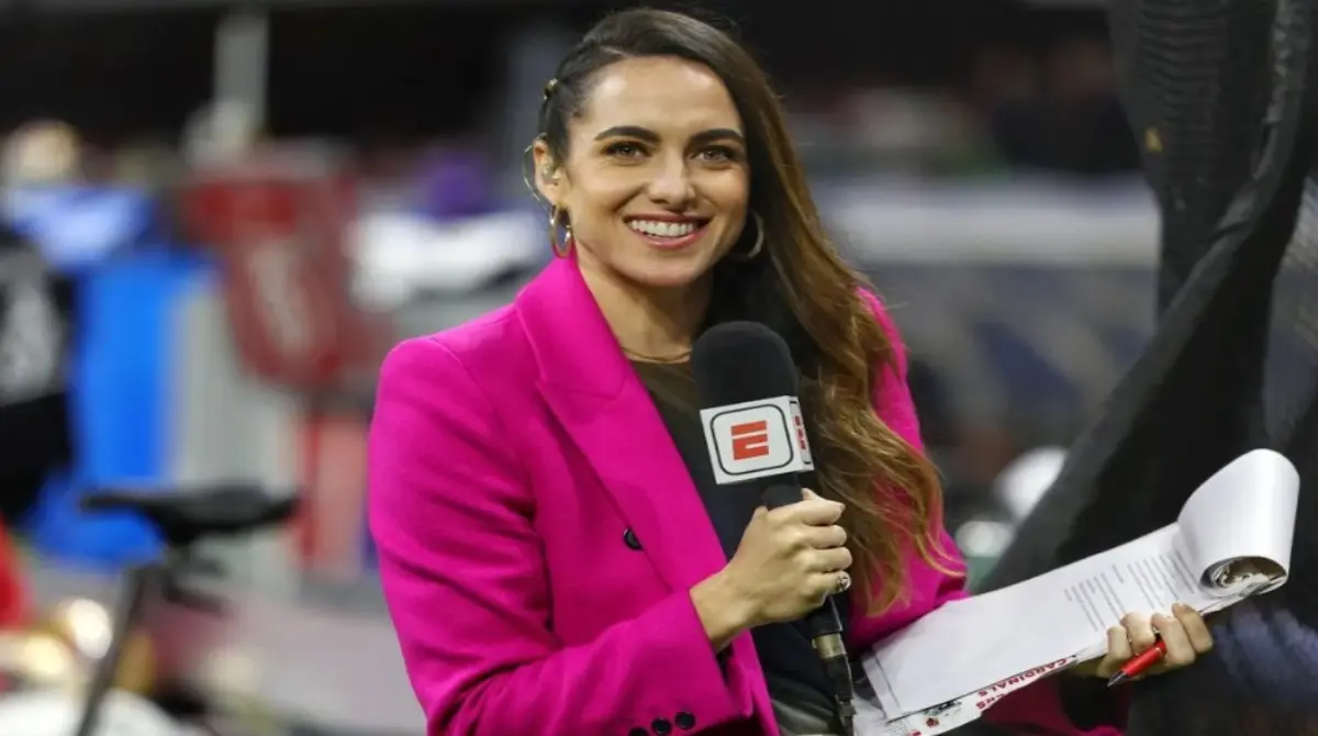 Ella es Rebeca Landa, quien adem&aacute;s de ser seleccionada nacional de flag football por M&eacute;xico, hace coberturas de futbol americano con el equipo de ESPN, adem&aacute;s de que es una colaboradora especial del equipo de los Broncos de Denver desde M&eacute;xico, una de las representantes m&aacute;s importantes directas con la NFL.